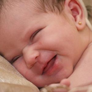 Шинээр төрсөн хүүхэд хэдэн сараас эхлэн ухамсартайгаар инээмсэглэж, инээж эхэлдэг вэ?