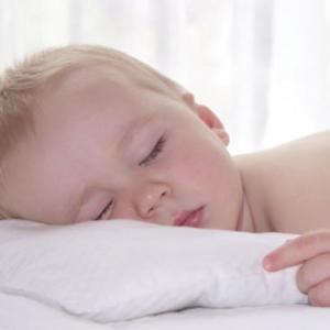 Подушка для новорожденных — виды, показания к применению Ортопедическая укладка для новорожденного